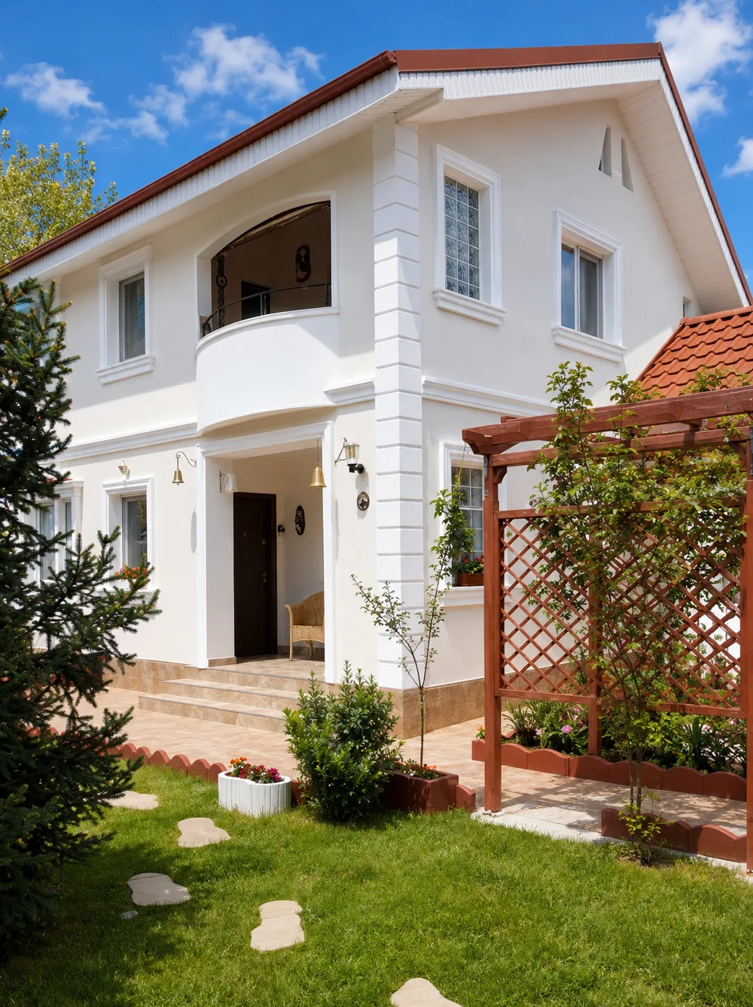 Casă cu decorațiuni arhitecturale din polistiren pentru fațadă